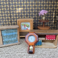 bogreol-vaegur-blomst-piedestal-tv-fjernsyn-retro-dukkehus-indretning